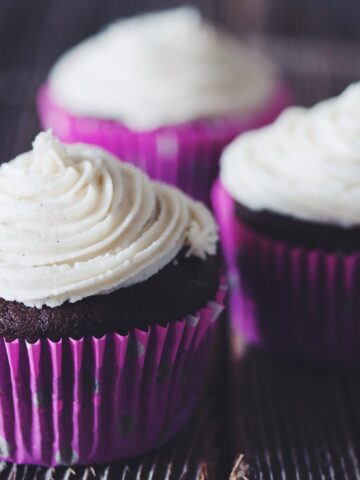 chocolate cupcakes with vanilla buttercream frosting_hot for food