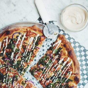 bbq jackfruit pizza with creamy roasted garlic sauce_hot for food