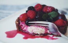 vanilla cheesecake with chocolate almond crust_hot for food