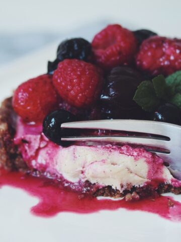 vanilla cheesecake with chocolate almond crust_hot for food