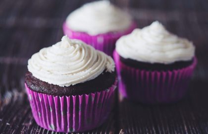 chocolate cupcakes with vanilla buttercream frosting_hot for food