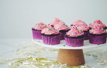 vegan chocolate cupcakes with raspberry buttercream frosting_hot for food